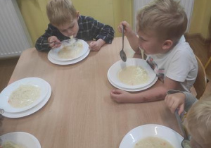 Dzieci samodzielnie zjadają zupę.